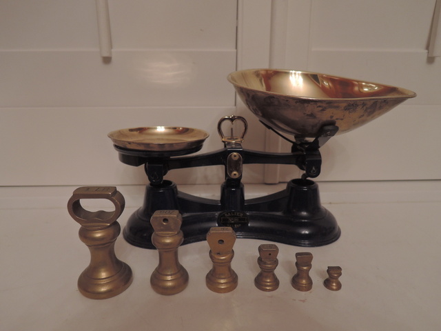 Vintage English Cast Iron Black Salter Kitchen Weigh Scales w/6 Brass Weights