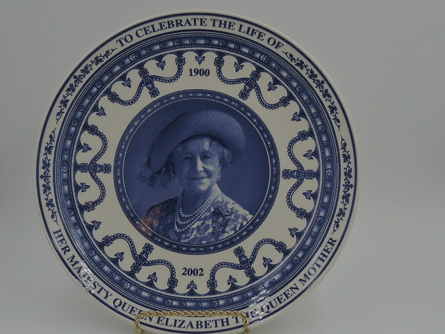 Blue & White Wedgwood 8.75" Plate Her Majesty Queen Elizabeth 1900-2002 Celebration