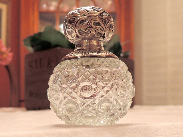 Antique Sterling Silver Repousse Lid & Cut Glass Perfume Bottle w/Dabber London 1907